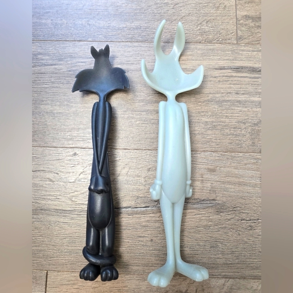 Warner Brothers Wile E Coyote And Bugs Bunny Large Utensils 1999